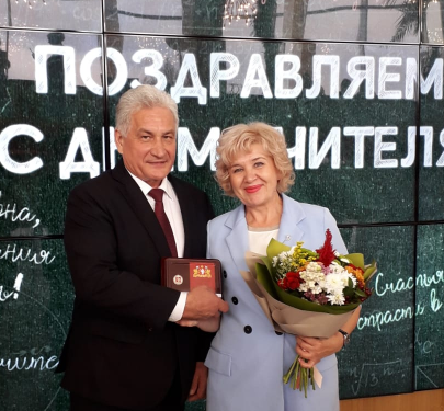 Ирина Глушкова сегодня на вручении награды с исполняющим обязанности министра образования молодёжной политики Свердловской области Юрием Биктугановым.