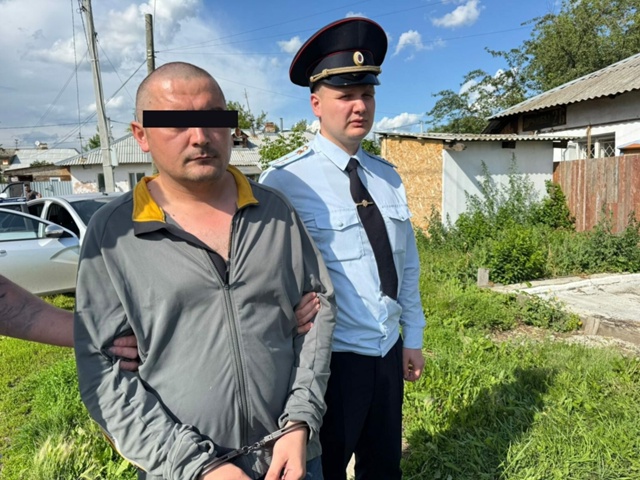 Задержан подозреваемый напавший с ножом на женщину в поселке Хозспособ