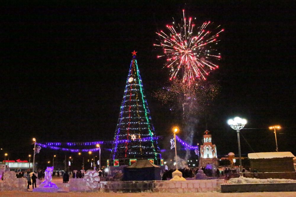 В Каменске-Уральском открылись новогодние елочные городки