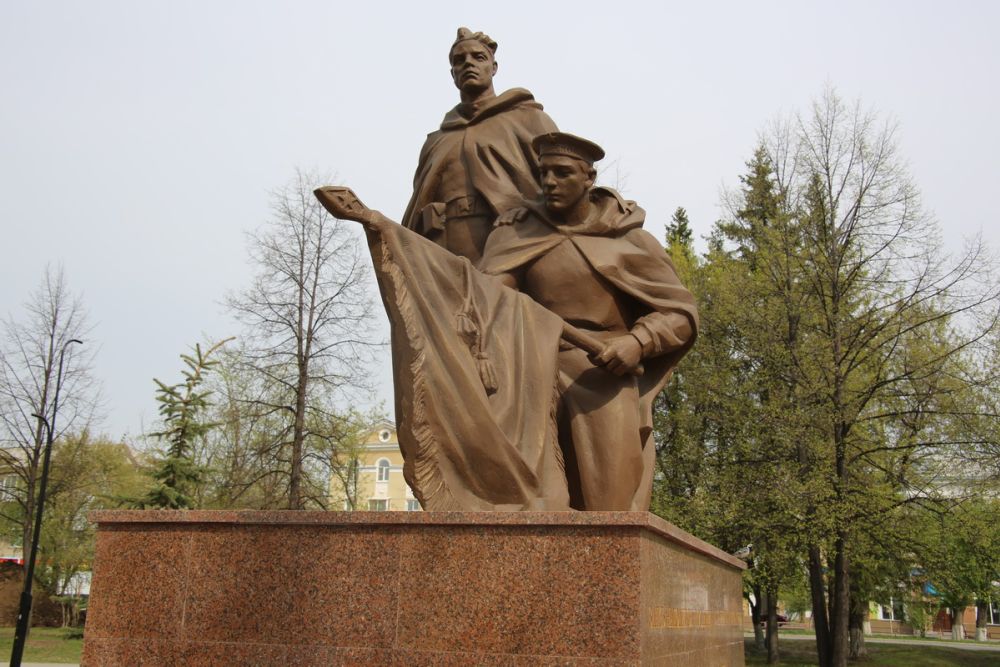 Праздник Дня Победы у памятника каменцам - участникам Великой Отечественной войны и труженикам тыла. Фоторепортаж Виртуального Каменска