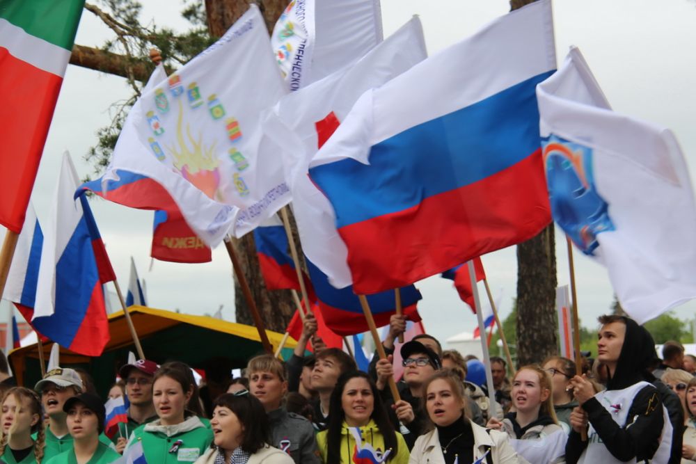 Выставкой «Выбираем наше, Каменское», флешмобом и праздничным митингом отпраздновал Каменск-Уральский День России