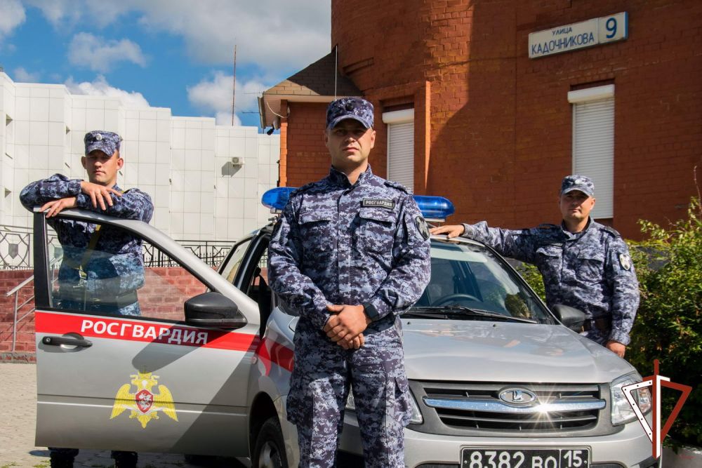 Сотрудники Росгвардии в&nbsp;Каменске-Уральском спасли ребенка и&nbsp;двух женщин, отравившихся парами краски