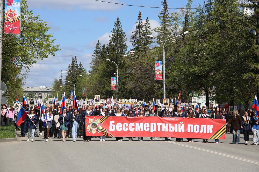 День Победы в Каменске-Уральском встретили возложением цветов у монументов, «Бессметрным полком» и Парадом наследников Победы