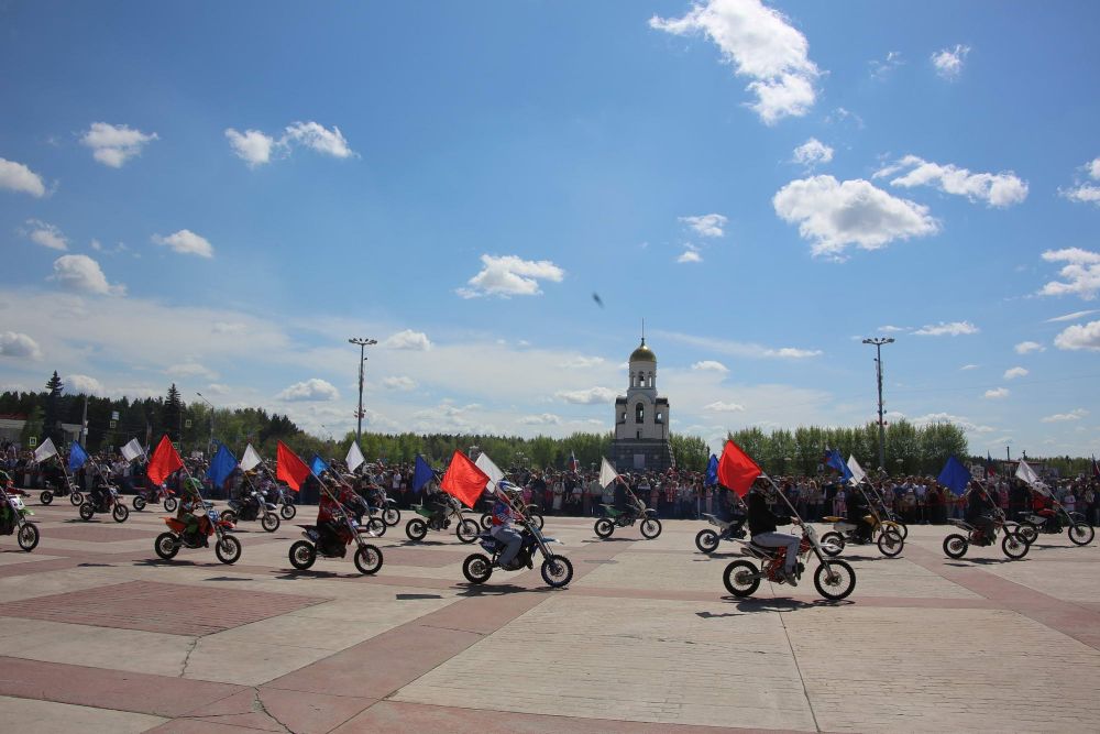 День Победы в Каменске-Уральском встретили возложением цветов у монументов, «Бессметрным полком» и Парадом наследников Победы