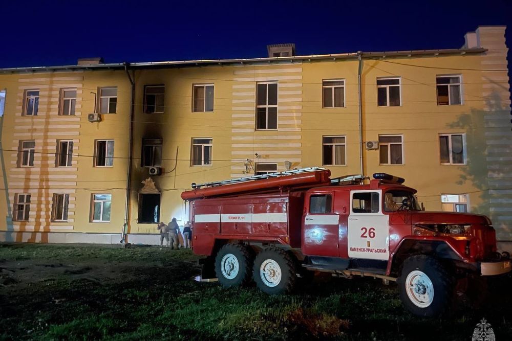 Ночью в Каменске-Уральском на пожаре по улице Строителей погиб человек