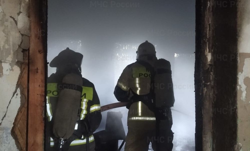 В Каменском районе в воскресенье вечером произошел пожар в бесхозном здании
