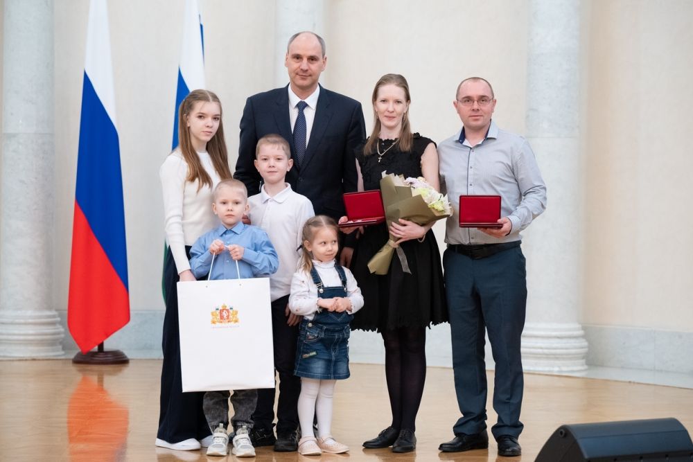 Семья Натальи и Сергея Мальцевых из Каменска-Уральского удостоена медали ордена «Родительская слава»
