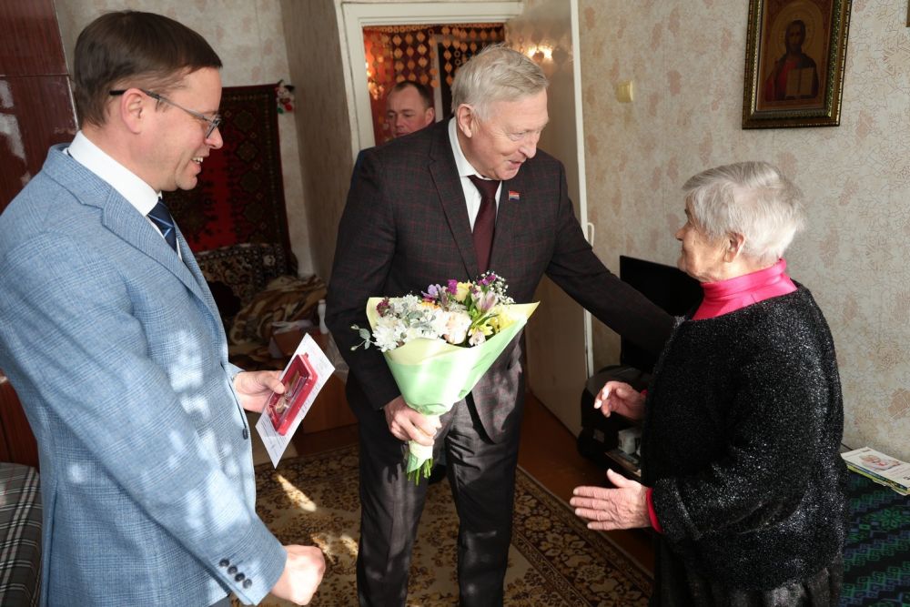 Глава города и депутат городской думы Сергей Гераскин вручили медали «80 лет Победы» участникам войны и труженикам тыла 