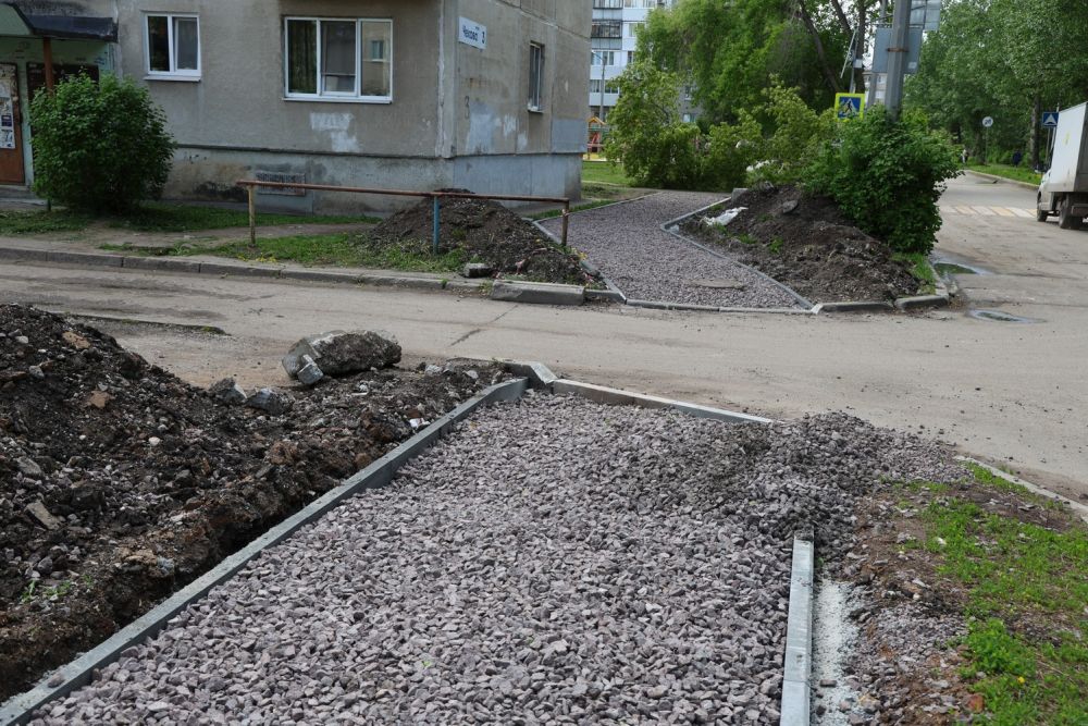 В Каменске-Уральском занялись тротуарами и пешеходными переходами