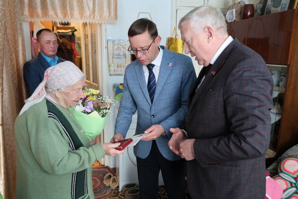 Глава города и депутат городской думы Сергей Гераскин вручили медали «80 лет Победы» участникам войны и труженикам тыла 