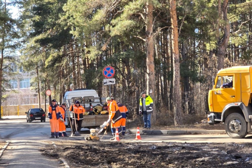 Продолжается весенняя уборка на дорогах Каменска-Уральского