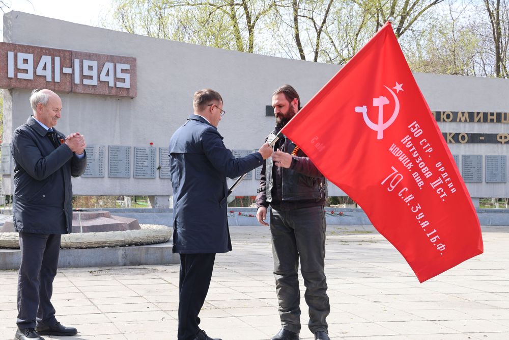 Копию Знамени Победы торжественно передали в архив Краеведческого музея