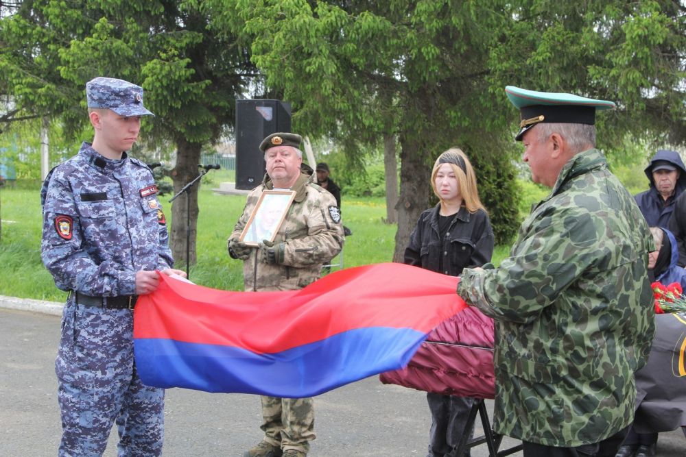 В Каменске-Уральском простились с Василием Комаровым