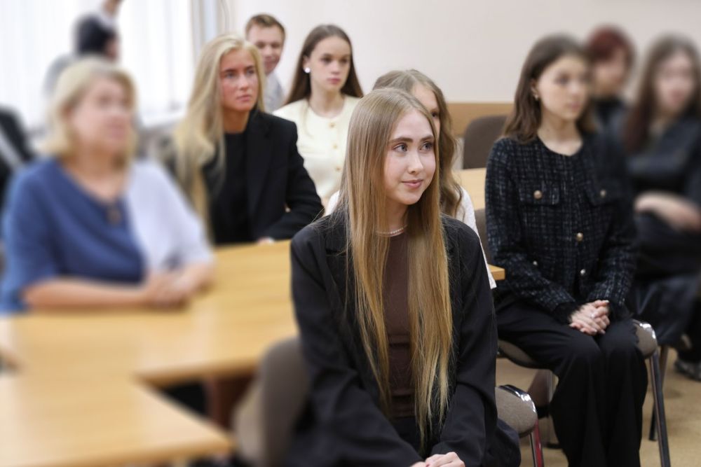 В администрации торжественно поздравили выпускницу школы № 34 Ольгу Лукьянову с победой в телевизионной олимпиаде «Умники и умницы»