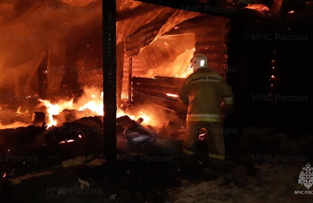 В Каменском районе сгорел ангар