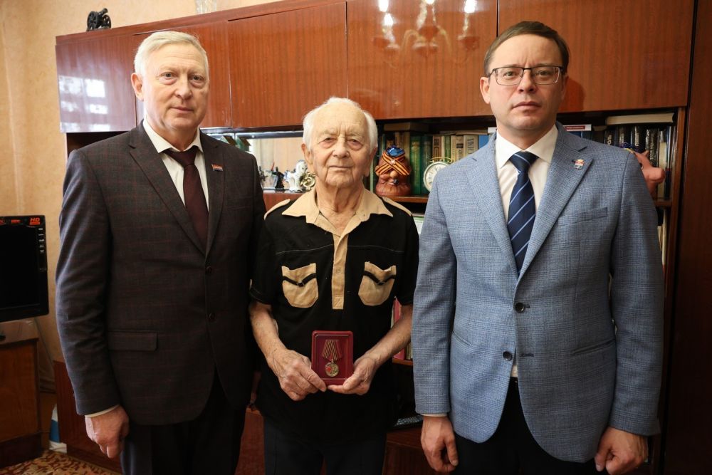 Глава города и депутат городской думы Сергей Гераскин вручили медали «80 лет Победы» участникам войны и труженикам тыла 