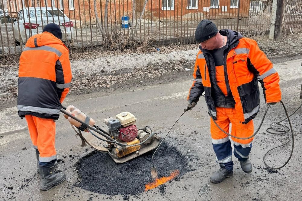 Более трех тонн холодного асфальта уже уложили в дорожные ямы после зимнего сезона