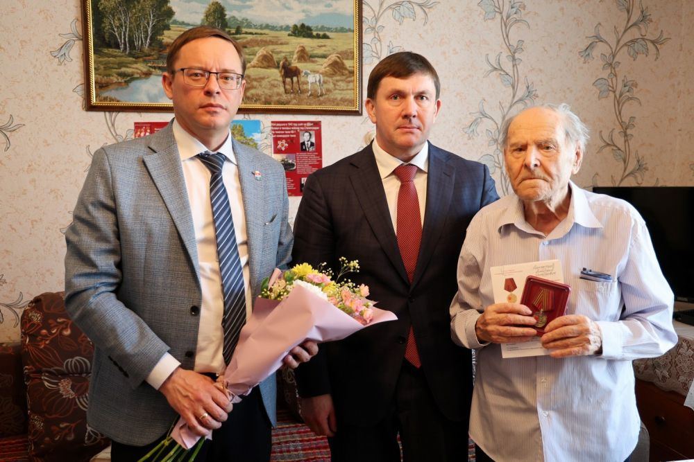 Алексей Шмыков и Алексей Герасимов вручили юбилейные медали «80 лет Победы» участникам войны