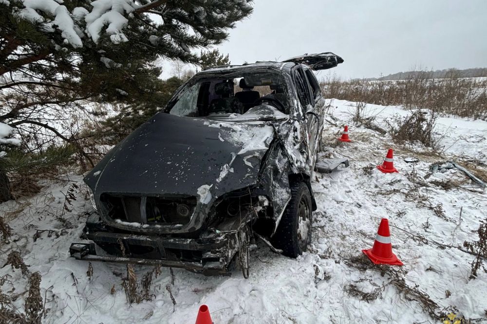 Вчера днем на трассе Богданович – Покровское автомобиль перевернулся и врезался в дерево