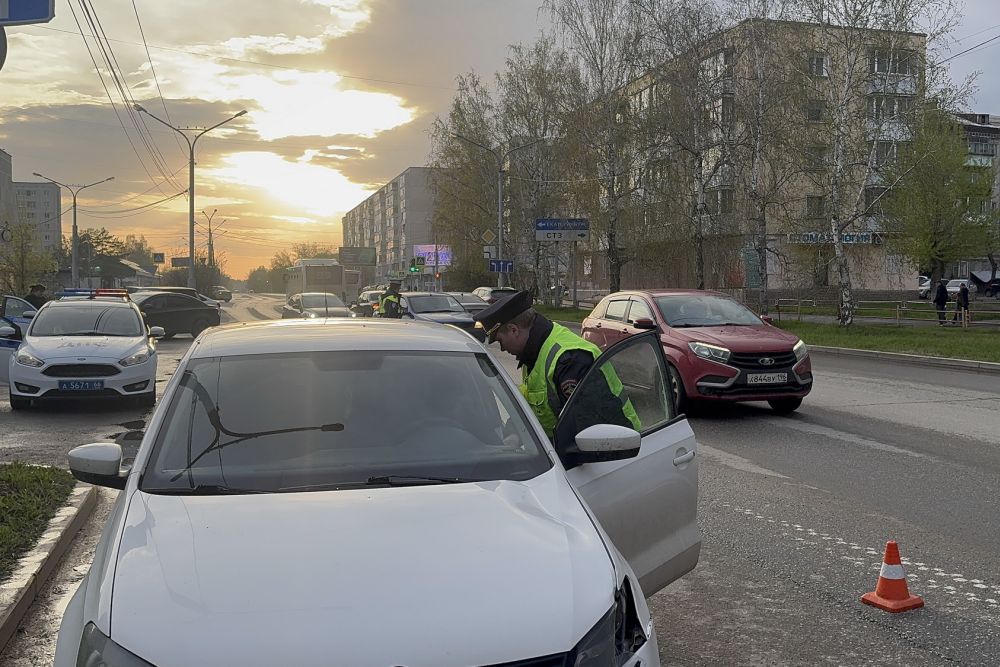 Ребенок с тяжелыми травмами находится в больнице после ДТП на проспекте Победы