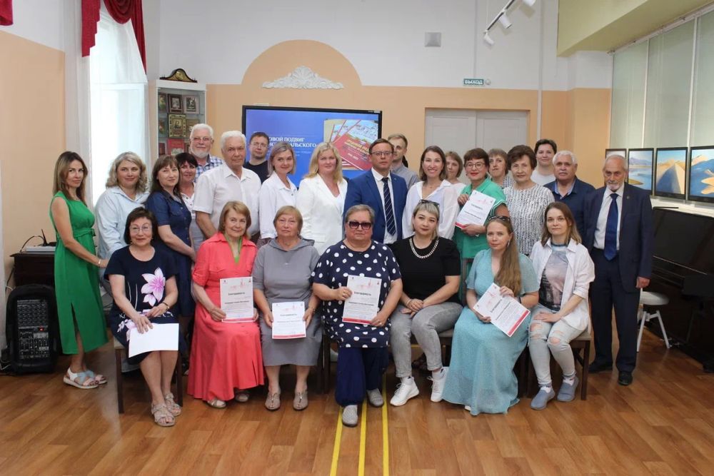 Глава города вручил благодарности за издание книги «Трудовой подвиг Каменска-Уральского»