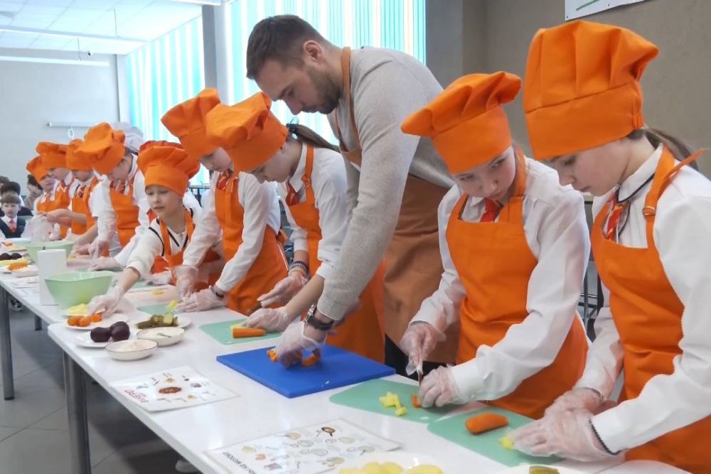 Олимпийский чемпион Антон Шипулин - за вкусную и здоровую пищу для каменской ребятни!