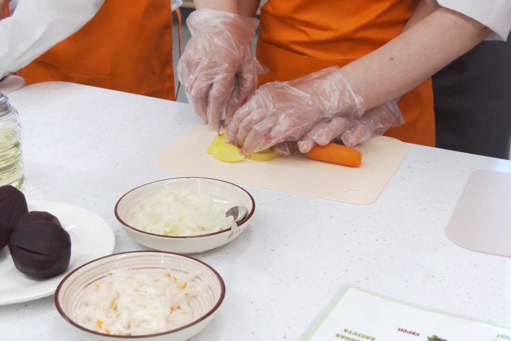 Олимпийский чемпион Антон Шипулин - за вкусную и здоровую пищу для каменской ребятни!