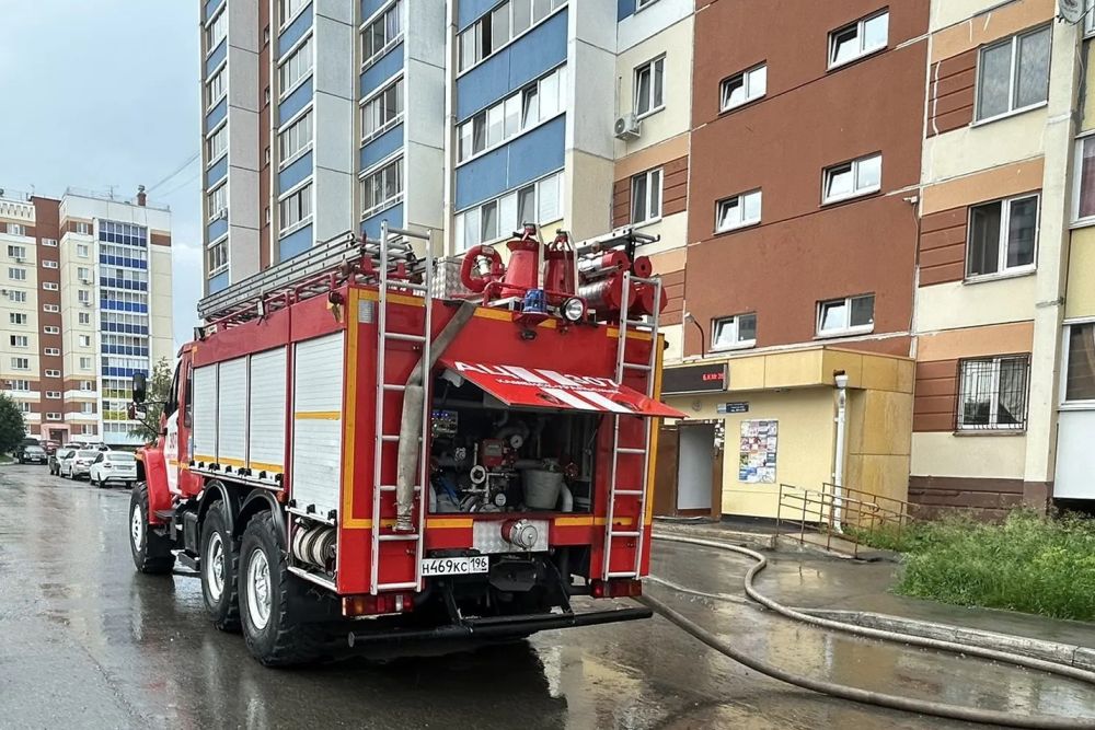 Пожар в Каменске-Уральском в многоэтажке на улице Суворова