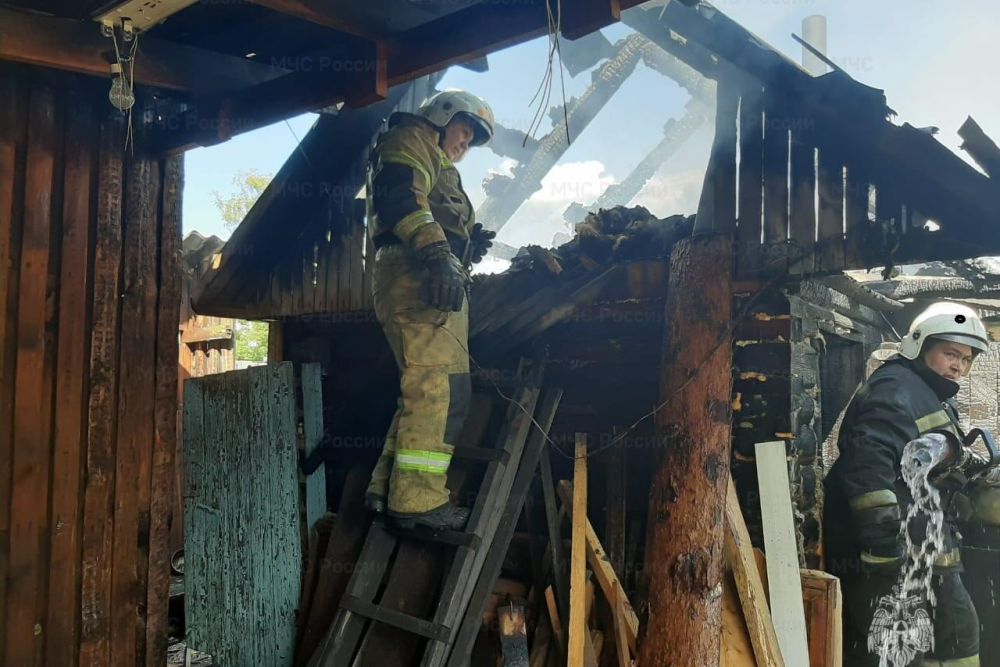 На пожаре в Каменске-Уральском пострадали дом, гараж и автомобиль