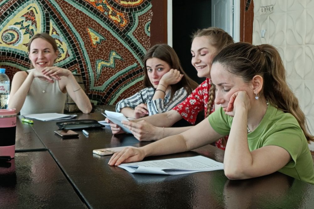 Режиссёр и четыре однокурсника