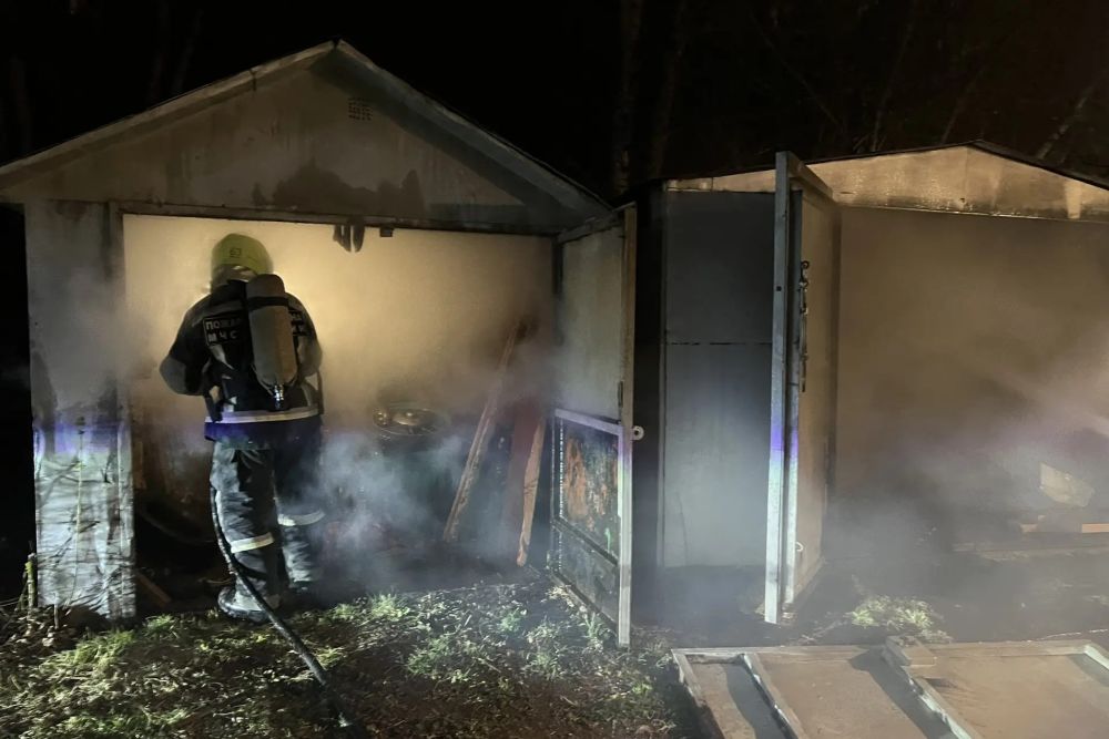 Три гаража пострадали при пожаре по улице Прокопьева