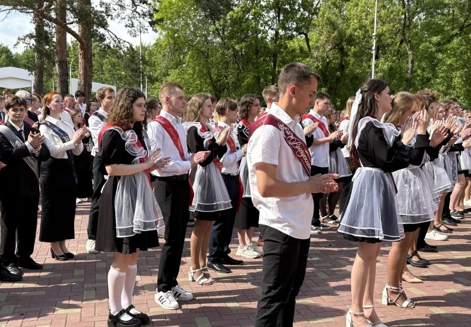 Городской последний звонок прозвучал для 374 выпускников Каменска-Уральского