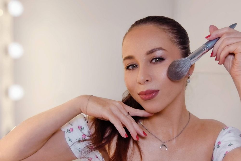 Многогранная "Матрёшка" Каменска: как визажист Алиша меняет самоощущение уральских девушек