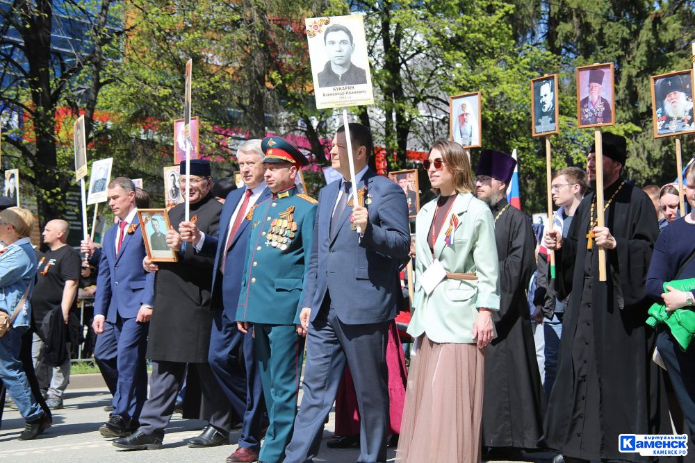 https://k-ur.info/novosti/sobytiya/20684-den-pobedy-v-kamenske-ural-skom-vstretili-vozlozheniem-tsvetov-u-monumentov-bessmetrnym-polkom-i-paradom-naslednikov-pobedy