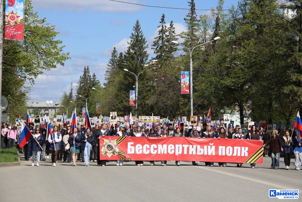 День Победы в Каменске-Уральском встретили возложением цветов у монументов, «Бессметрным полком» и Парадом наследников Победы