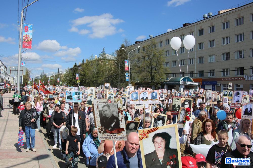 День Победы в Каменске-Уральском встретили возложением цветов у монументов, «Бессметрным полком» и Парадом наследников Победы