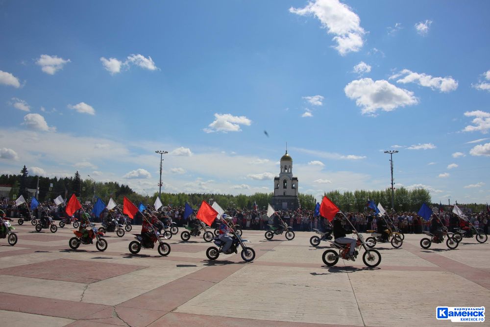 День Победы в Каменске-Уральском встретили возложением цветов у монументов, «Бессметрным полком» и Парадом наследников Победы