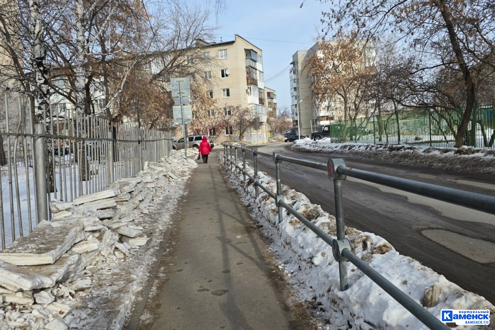 Наледь с пешеходных дорожек в Каменске-Уральском убирают вручную