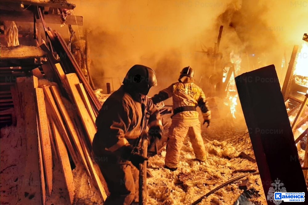 Сегодня утром в Каменске-Уральском горел частный двухквартирный жилой дом