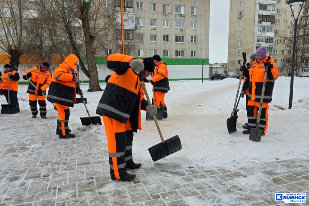 Наледь с пешеходных дорожек в Каменске-Уральском убирают вручную