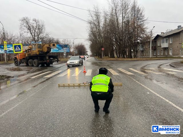 Автокран на переходе сбил женщину в Каменке-Уральском