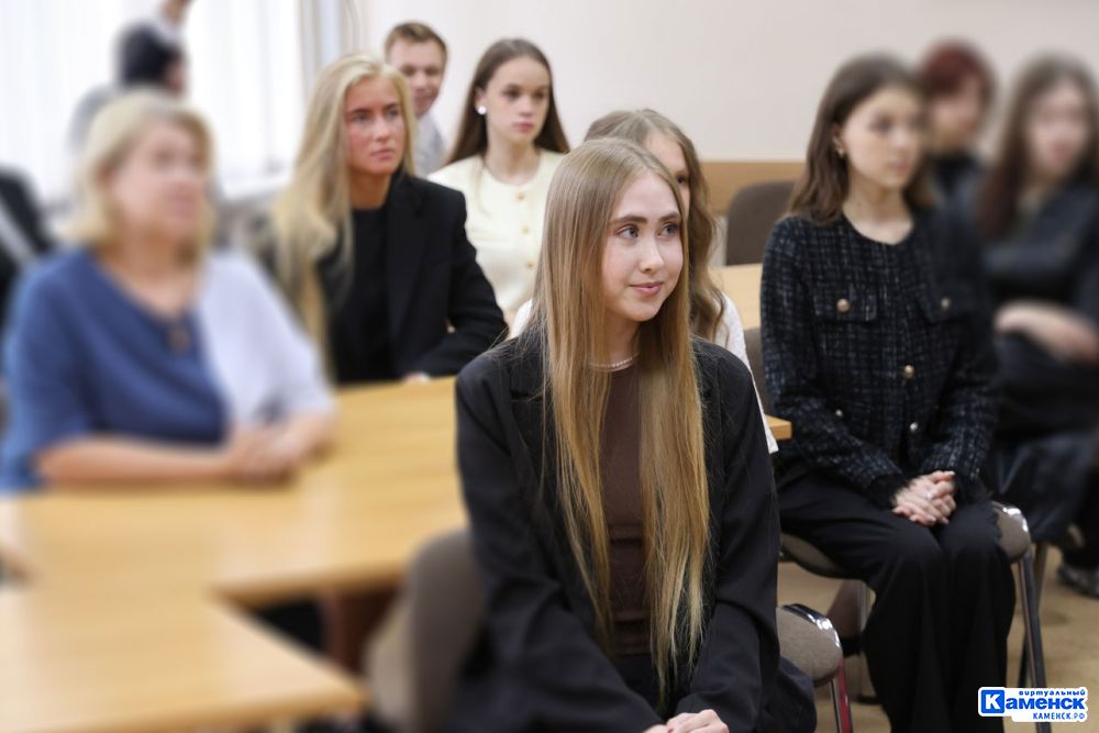 В администрации торжественно поздравили выпускницу школы № 34 Ольгу Лукьянову с победой в телевизионной олимпиаде «Умники и умницы»