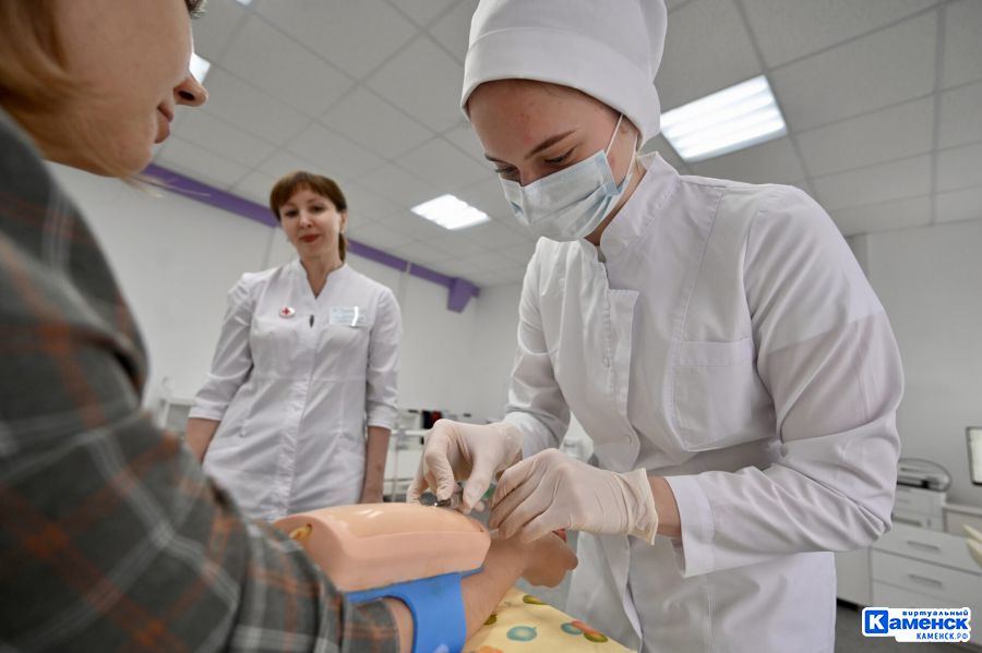 Молодых медиков в Каменске-Уральском станет больше. Квоты на обучение в Свердловском областном медицинском колледже за счет региона были рекордно увеличены
