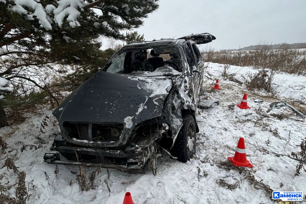 Вчера днем на трассе Богданович – Покровское автомобиль перевернулся и врезался в дерево