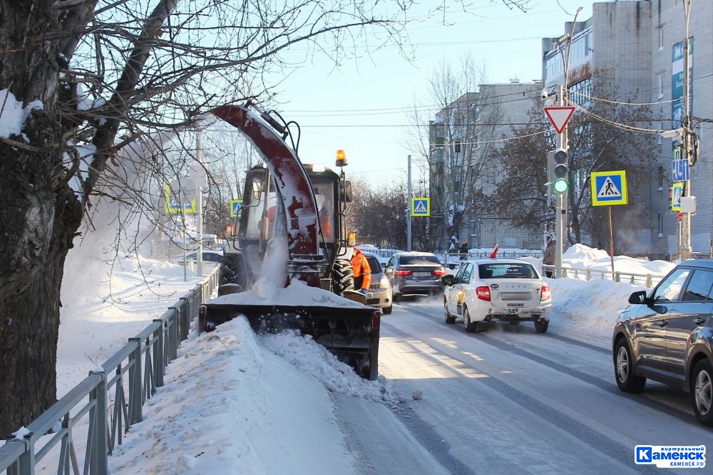 Каменск-Уральский столкнулся с проблемой вывоза снега в зимний сезон из-за недостаточного финансирования и обильных осадков