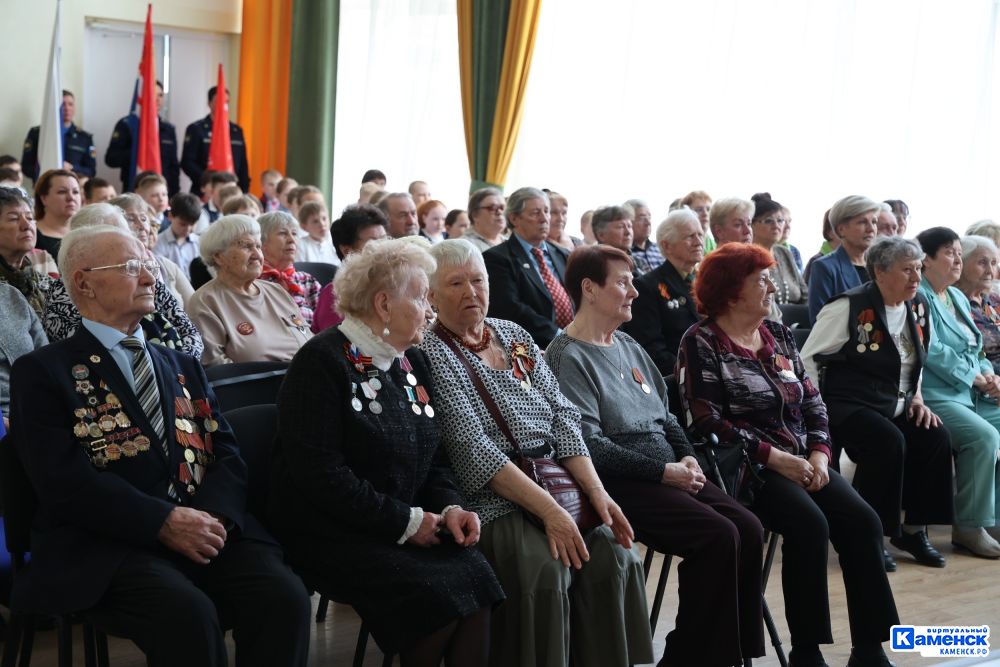 В Каменске-Уральском узники фашистских лагерей посетили школу № 34