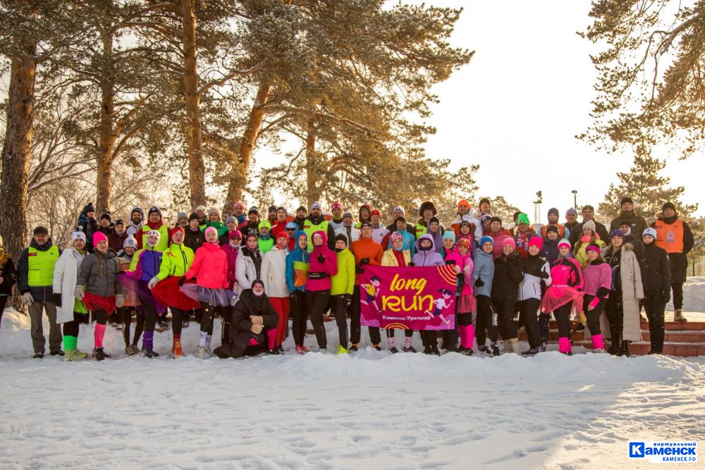 Шестьдесят шесть смелых участниц преодолели дистанцию "Яркий забег" в честь празднования 8 марта