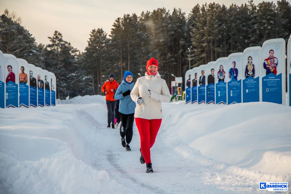 Шестьдесят шесть смелых участниц преодолели дистанцию "Яркий забег" в честь празднования 8 марта