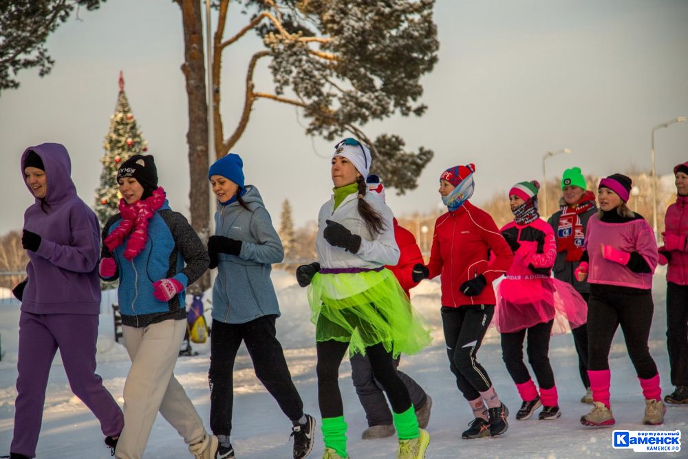 Шестьдесят шесть смелых участниц преодолели дистанцию "Яркий забег" в честь празднования 8 марта