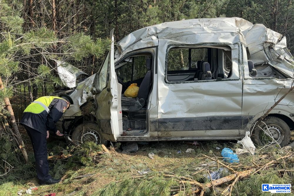 Под Каменском-Уральским сотрудники Госавтоинспекции устанавливают обстоятельства смертельного ДТП